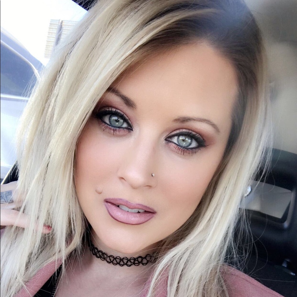 Meet your Posher, Avoni